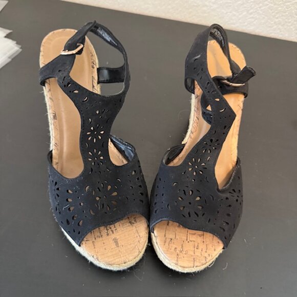 Seychelles Y2K Black Wedge Perforated Floral Cork Sandals. Size 8 - Picture 2 of 6